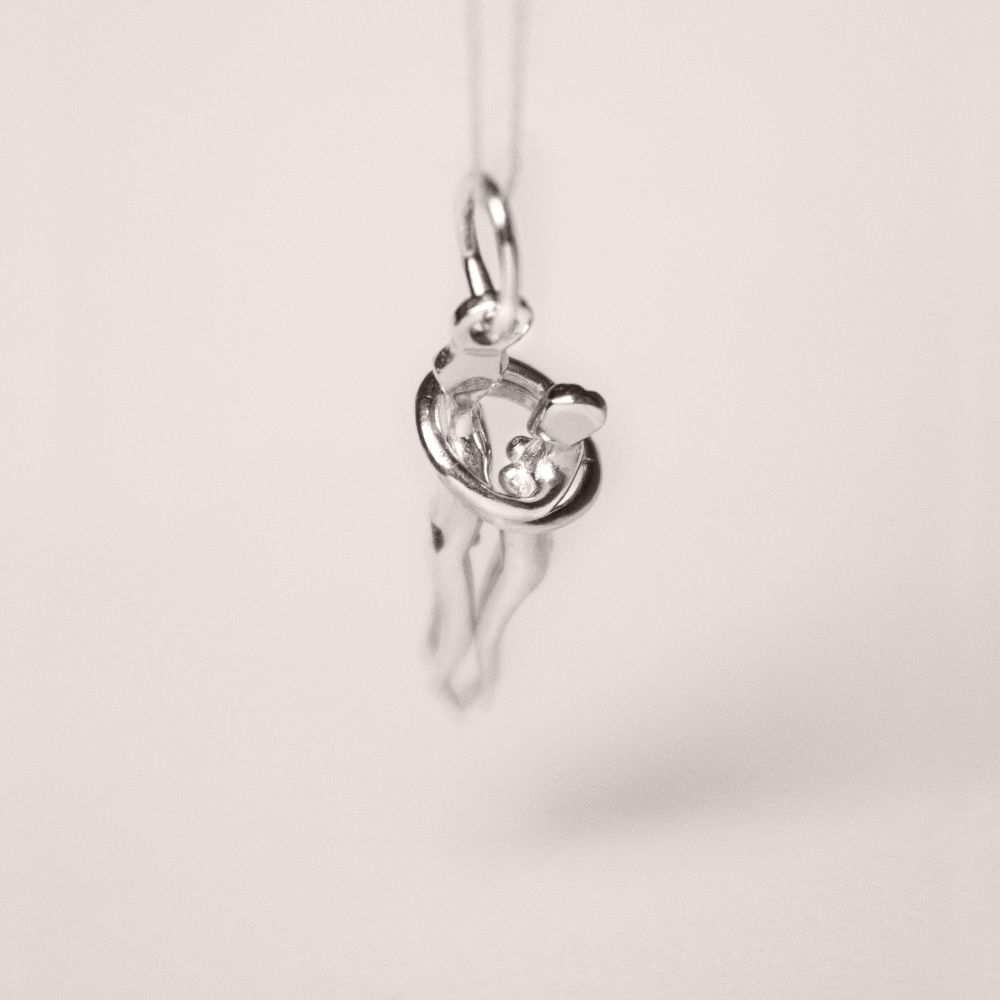 Срібний кулон обійми