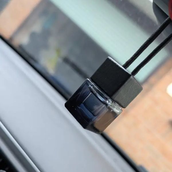 Підвісний флакон у машину